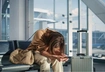 Новый мемный тренд Nothing Beats a Jet2 Holiday: как и почему зумеры смеются над своими неудачами в отпусках