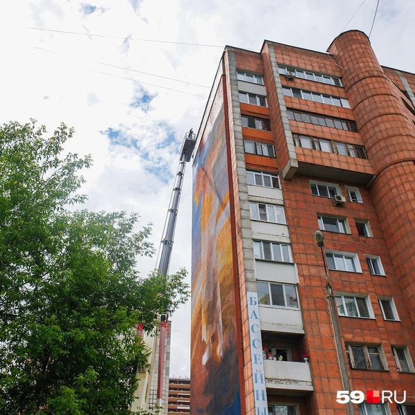Мурал полностью занимает одну из стен дома | Источник: Тимофей Калмаков / 59.RU