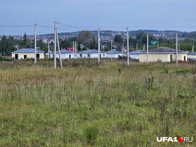 К домам уже подвели линии электропередач | Источник: читатель UFA1.RU