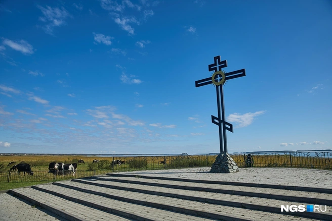 В начале 1990-х на берегу водохранилища установили крест в память об Ирменском сражении 20 августа 1598 года (за исключением гражданской войны это единственная битва, точно проходившая на территории Новосибирской области) | Источник: Александр Ощепков / NGS.ru