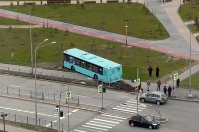 Автобус на Васильевском пробил ограждение и вылетел на тротуар