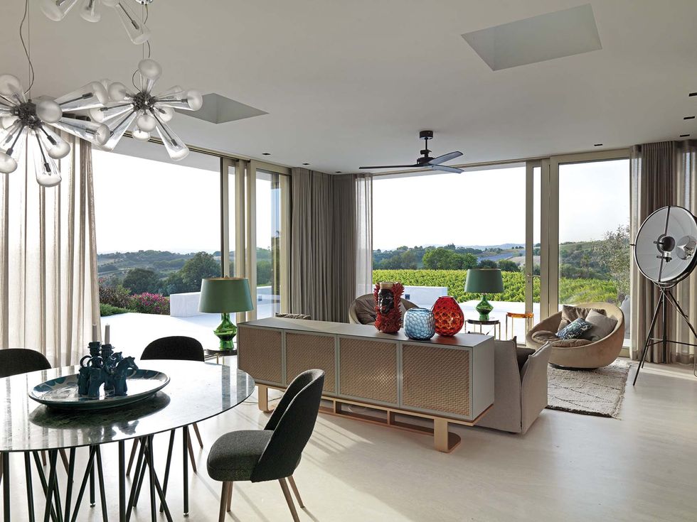 Гостиная. Буфет изготовлен по эскизам дизайнера, Aliprandi Valentino Design. Светильники, Reggiani. Вентилятор, Boffi. | Источник: Мадс Могенсен