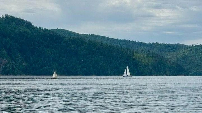 В теплое время туристы приезжают покататься на сапах или экскурсионном теплоходе, а зимой — на прогулки на катере с воздушной подушкой по льду водохранилища | Источник: пресс-служба оператора