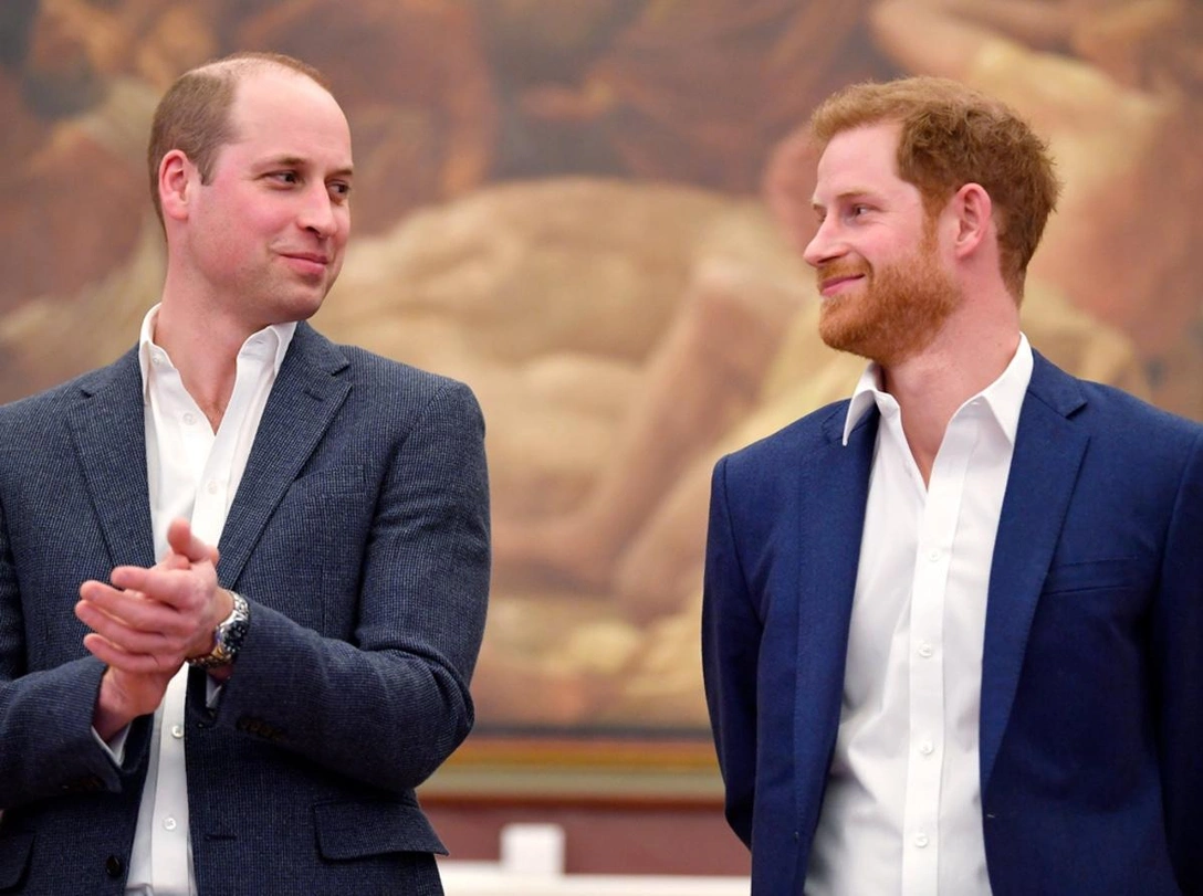 Братья, соперники, наследники: как менялись Уильям, Гарри и их отношения с годами | marieclaire.ru