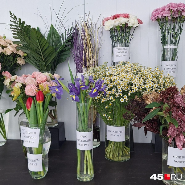 В «Жардене» есть розы пионовидные по 484 рубля, тюльпаны, ирисы и ромашки&nbsp;— матрекарии | Источник: Александр Лисихин / 45.RU 