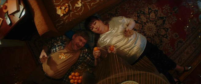 Андрей Рожков и Ольга Картункова мандаринами балуются | Источник: «Кинопоиск»