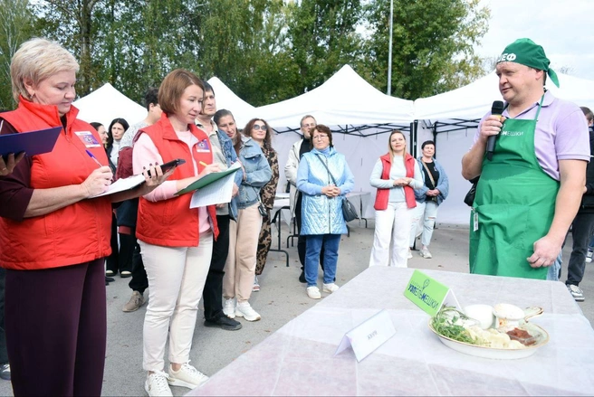 В кулинарном поединке «Битва пельменей» команда предприятия «Соленые УЗПельМешки» | Источник: Евгений Малышев