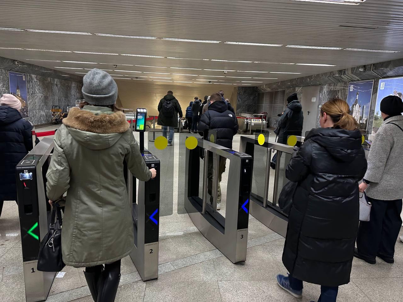 Улыбнитесь, с вас 33 рубля! В екатеринбургском метро запустили оплату по лицу, но есть нюанс