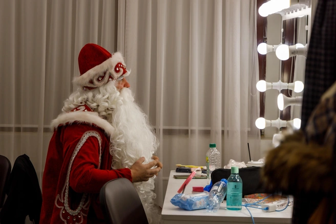 Михаил какакое-то время искал свой образ, а последние 10-15 лет определенным образом одевается, наносит грим | Источник: предоставлено Михаилом Топоровым