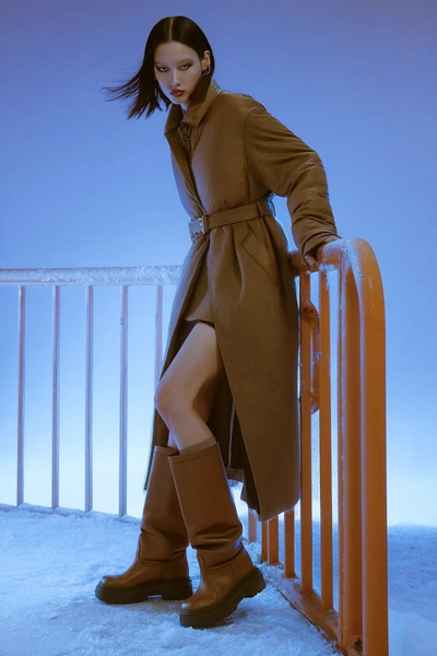 высокие сапоги, высокие зимние сапоги, сапоги кожаные высокие, сапоги выше колена, под высокие сапоги, с чем носить высокие сапоги, высокие черные сапоги, сапоги на высокой подошве, широкие высокие сапоги, сапоги казаки высокие | Источник: theDay/higgsfield 