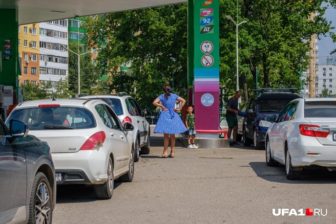 Люди не выдерживают пробок в жару | Источник: Булат Салихов / UFA1.RU