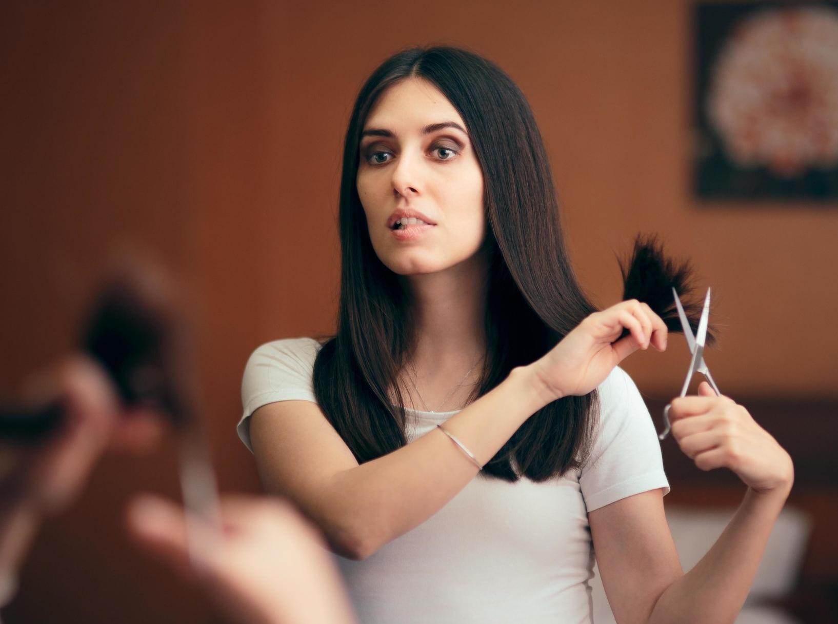 Не рискуйте: почему нельзя стричь волосы самой себе — 5 опасных последствий  | MARIECLAIRE