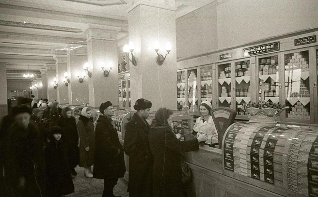 Гастроном на проспекте Масленикова, 1956 год | Источник: фотофонд Самарского областного государственного архива социально-политической истории