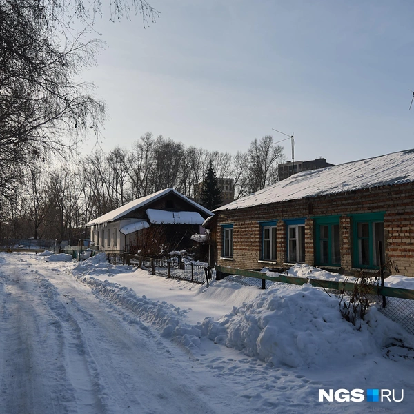 При въезде на улицу Радиостанция № 2 сохранился квартал из шести частных домов, рядом с ними&nbsp;— промзона | Источник: Александр Ощепков / NGS.RU