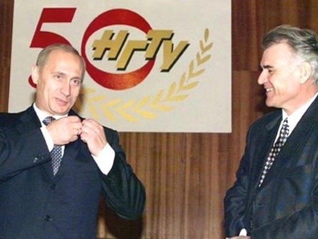 Ректор университета Анатолий Востриков вручил Владимиру Путину памятный значок к 50-летию НГТУ | Источник: Кremlin.ru