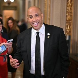 Самая продолжительная речь в истории сената: Кори Букер более 25 часов критиковал Трампа, несмотря на судороги