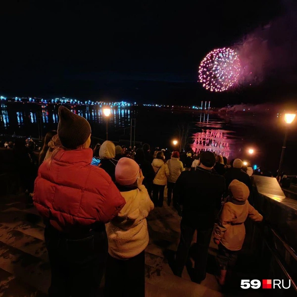 За салютом наблюдало большое количество пермяков | Источник: Василина Любимова / 59.RU