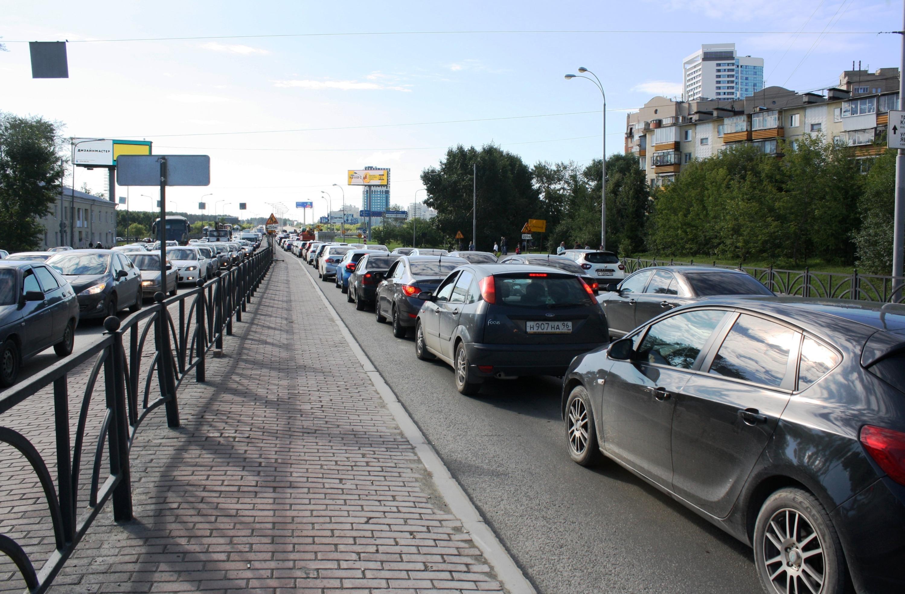 В Екатеринбурге закрыли половину моста по пути в аэропорт Кольцово. Когда  закончат ремонт - 12 июля 2021 - Е1.ру