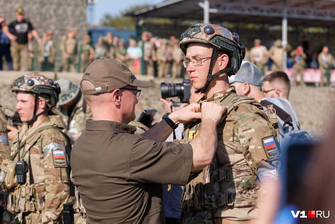 Заместитель руководителя администрации президента лично наградил одного из командующих взводом | Источник: Алексей Волхонский / V1.RU