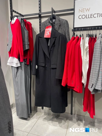 Пальто в «Синар», 70% шерсти, 12&nbsp;990 рублей | Источник:  Алёна Золотухина / NGS.RU 