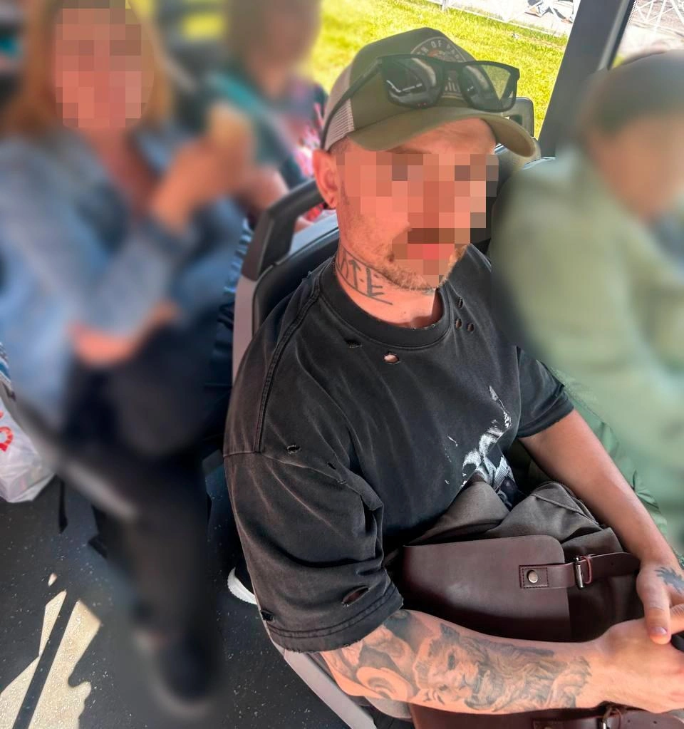 Бил по голове, вискам, ушам. Пассажир автобуса в Петербурге напал на девушку | Источник: читательница «Фонтанки»