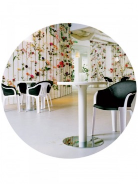 Благодаря вертикальному саду интерьер кафе в галерее Tensta Konsthall в Стокгольме меняется от сезона к сезону. Поддерживать цветение помогают пробирки с питательным раствором.