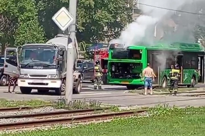 В Челябинске в 30-градусную жару загорелся пассажирский автобус