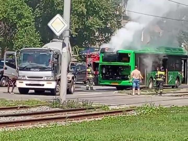 В Челябинске в 30-градусную жару на ходу загорелся автобус с пассажирами