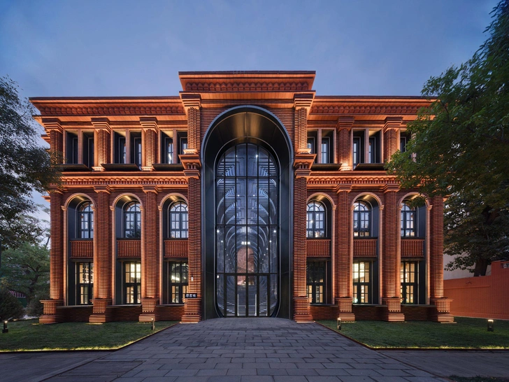 Огромная черная лестница и 400 000 кирпичей: книжный магазин в Китае | Источник: X+Living