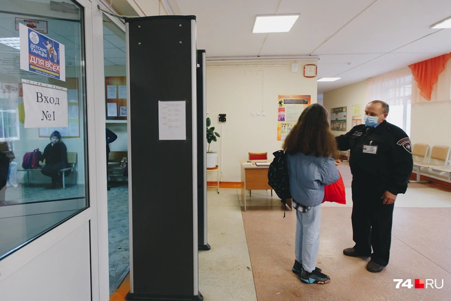 Охранять школу&nbsp;— дело важное, но не очень прибыльное | Источник: Дарья Пона / 74.RU