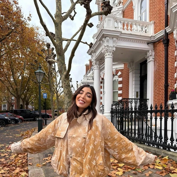 Самая вирусная вещь зимы 2025-2026, или Почему все помешались на тренче Chanel, который меняет цвет под дождем? | marieclaire.kz