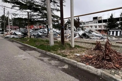 В Сочи на берегу моря снесли самовольную столовую