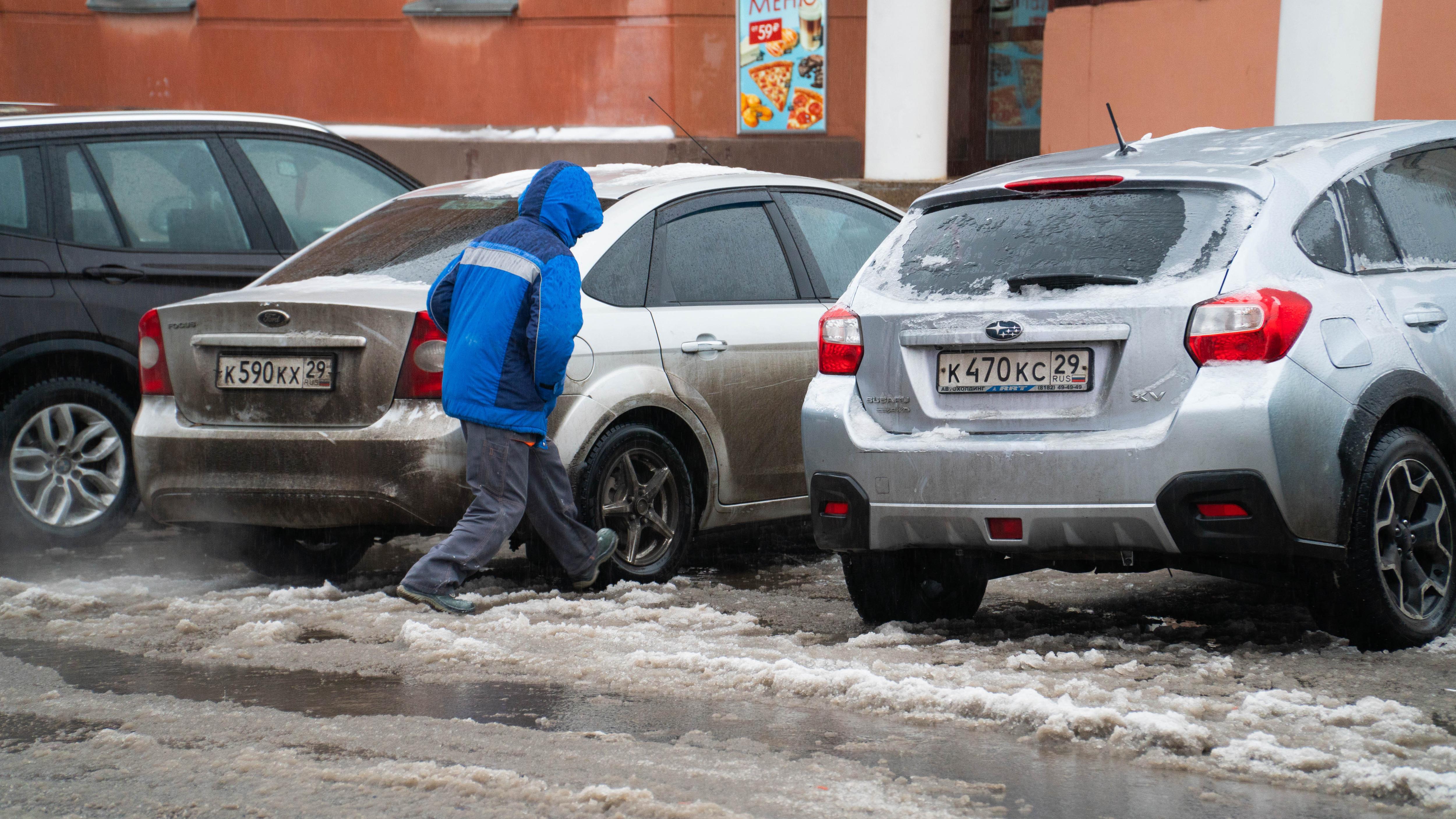 «В одном месте знаки поставят — начнут забивать дворы»: где нужно запретить парковку в Архангельске