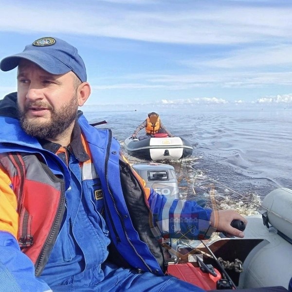 Хотели поймать рыбу, но пришлось заночевать в лодке. Рыбаки потерялись на Ладожском озере | Источник: Аварийно-спасательная служба ЛО