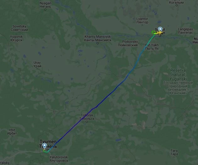 Траектория полета самолета — у аэропорта Сургута он сделал небольшой крюк | Источник: flightradar24