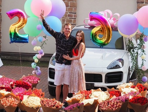 Дмитрий Тарасов подарил Костенко на день рождения Porsche Cayenne