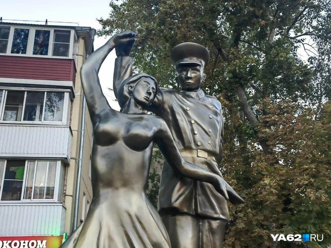 Нахимовец и девушка теперь танцуют на Черновицкой | Источник: Кристина Мельникова