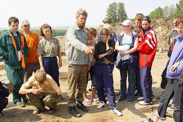 Степан Шилов со студентами на раскопках  | Источник: «Курганские археологи»