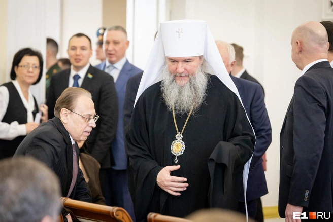 Митрополит Евгений тоже пришел поздравить Алексея Орлова | Источник: Владислав Лоншаков / E1.RU