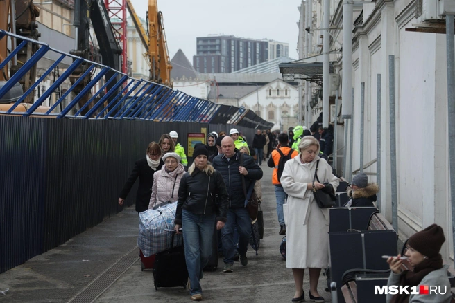 Пассажиры тянутся к поездам | Источник: Дмитрий Толстошеев / MSK1.RU