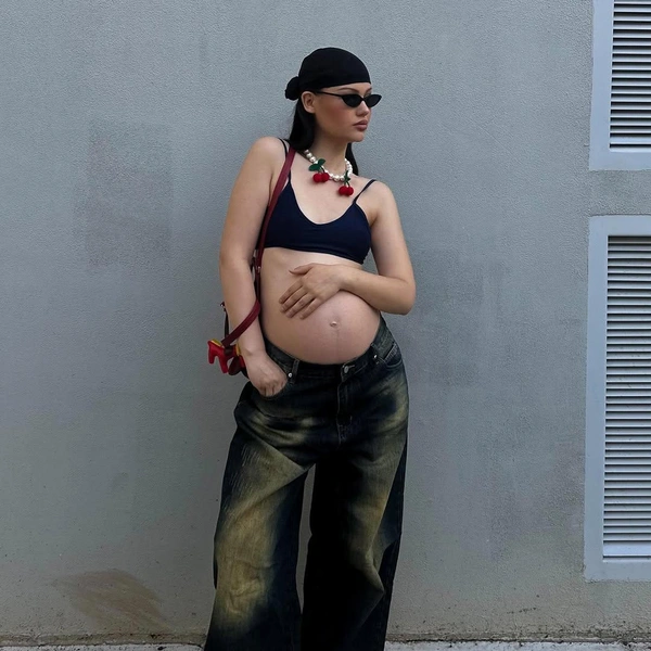 Стильная фотосессия Софьи сделана во время беременности первенцем | Источник: volegovasofya / Instagram