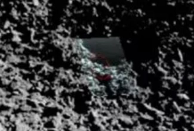 На обратной стороне Луны найдено странное вещество