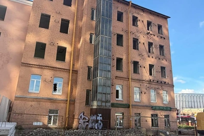 Снос школы Берггольц приостановлен