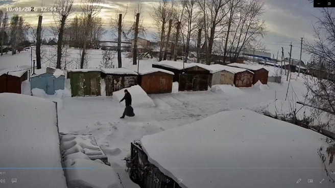 На видео неизвестный мужчина с черным мешком прошел мимо камеры и буквально тут же вернулся обратно, но уже без мешка | Источник: Татьяна Емельянова