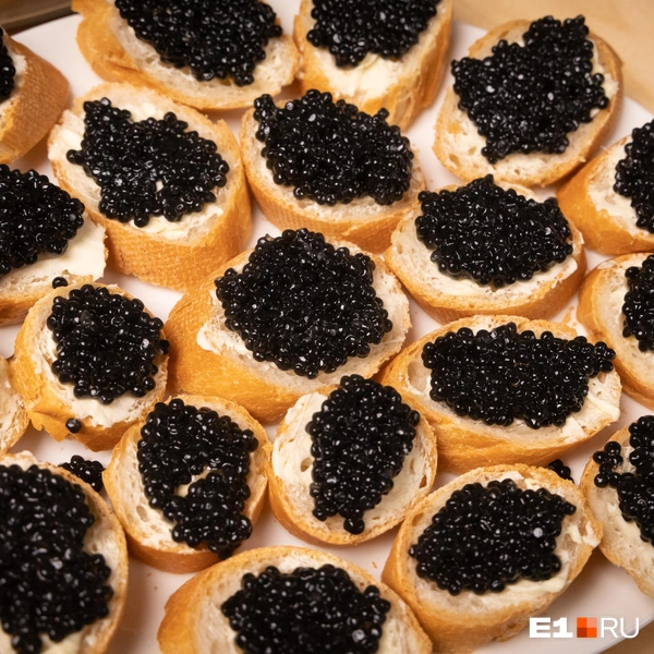 И куча бутербродов с имитированной икрой | Источник: Владислав Лоншаков / E1.RU