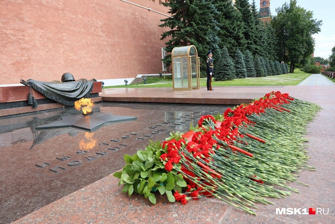 Выпускники со всей России возложили цветы к Могиле Неизвестного солдата  | Источник: Артем Устюжанин / MSK1.RU