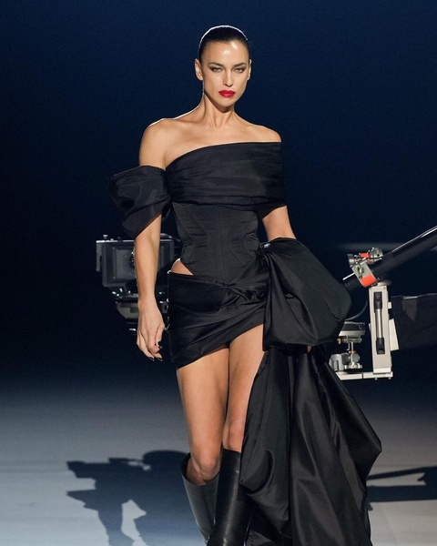 Гладкая прическа + красная помада: Ирина Шейк показала идеальный образ на 14 февраля на Неделе моды в Париже
