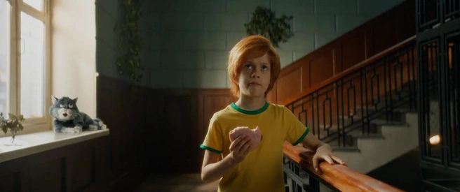 Роман Панков задумался: а правильно ли он поступил, что снялся во всем этом за бутерброд | Источник: кадр из фильма «Простоквашино» (6+), реж. Сарик Андреасян, «Кинокомпания братьев Андреасян», 2025 год