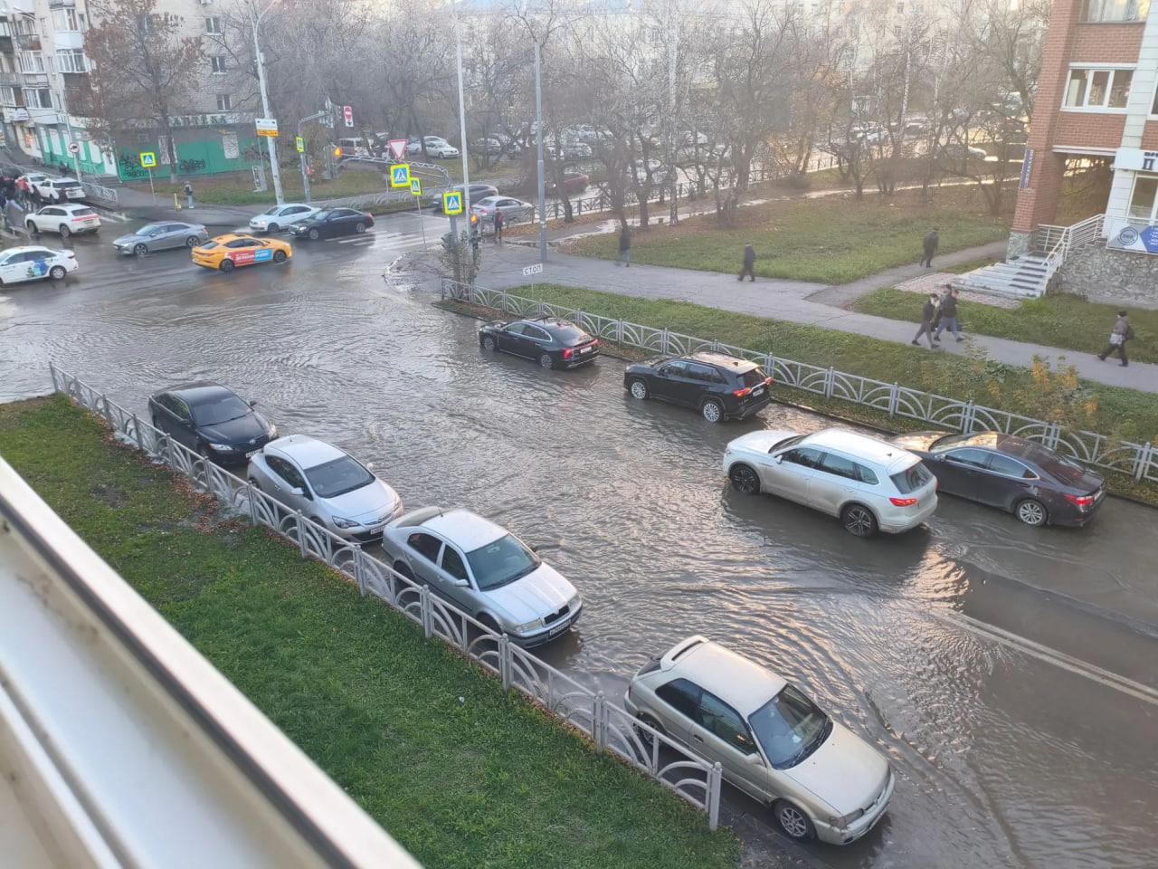 «Настоящее море!» В центре Екатеринбурга затопило важный перекресток — видео