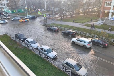 В центре Екатеринбурга затопило перекресток из-за аварии